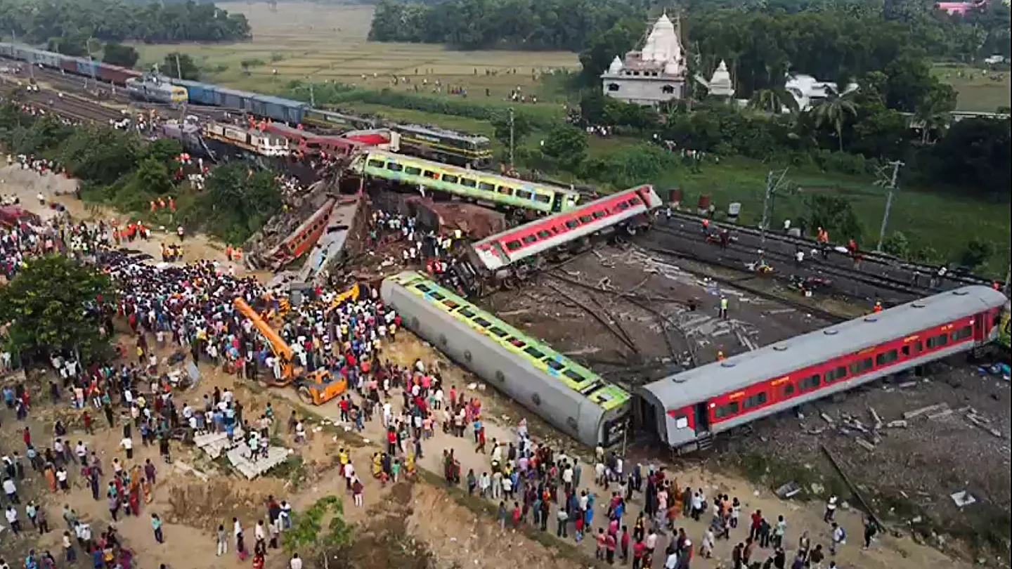 الهند تعلن عن السبب الرئيسي في حادث اصطدام القطارات