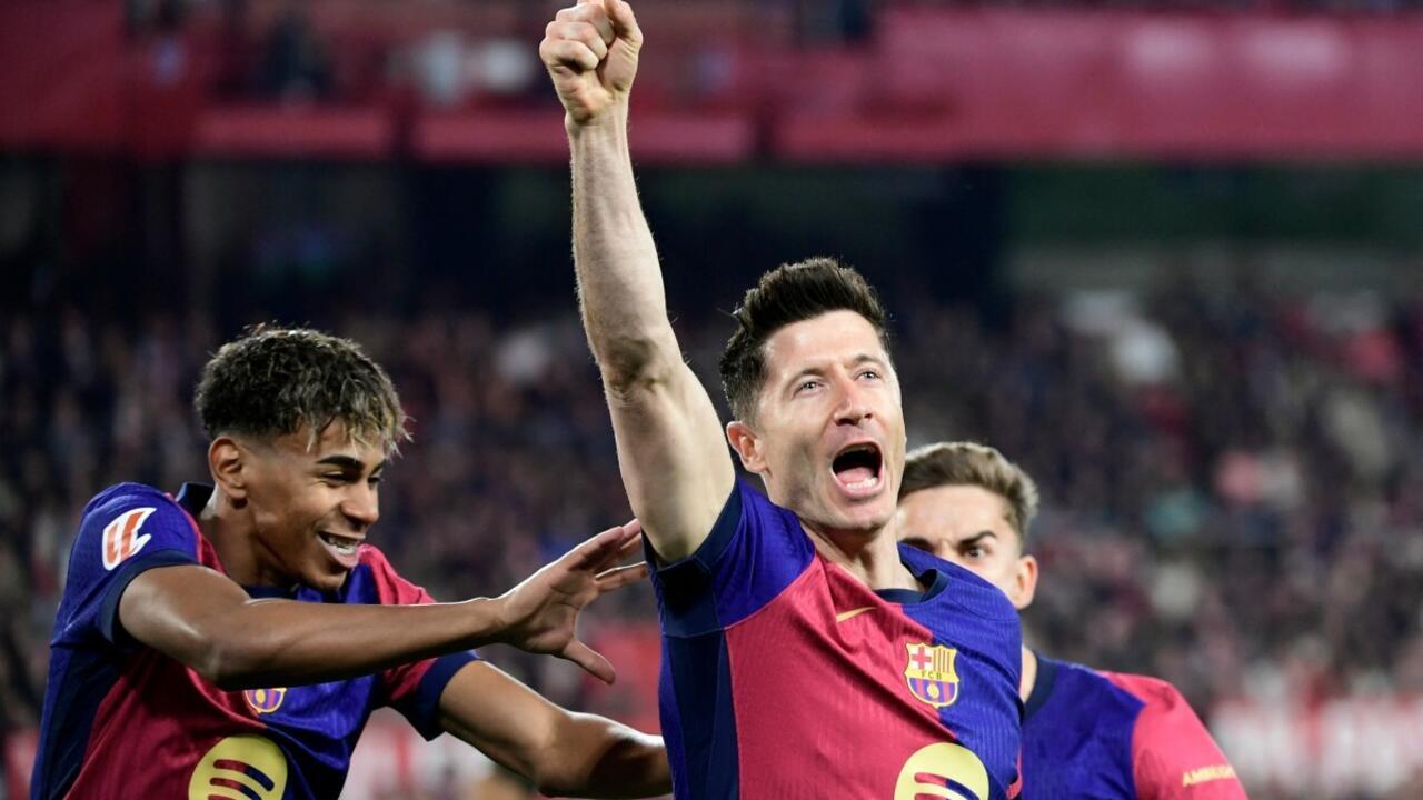 برشلونة يجلد إشبيلية برباعية ويقترب من ريال مدريد في صدارة الليغا