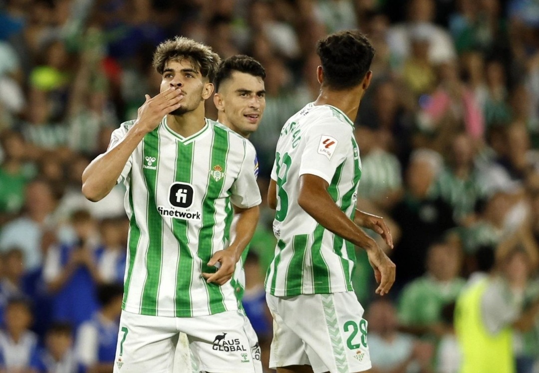 الزلزولي يقود ريال بيتيس لفوز مهم على فيورنتينا الايطالي