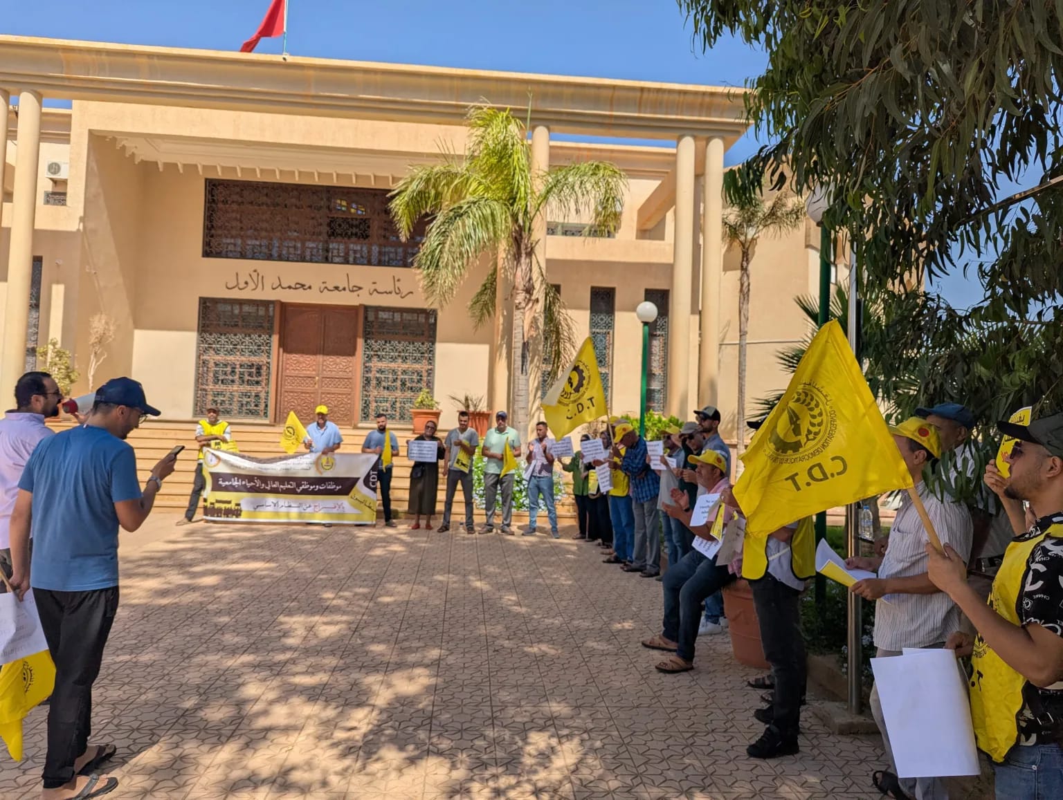 موظفو جامعة محمد الأول بوجدة يحتجون من أجل الكرامة والعدالة الاجتماعية