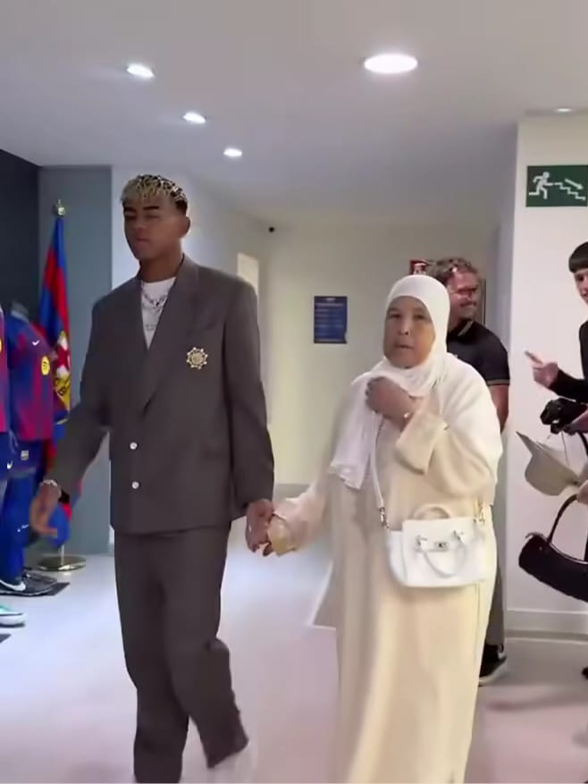 الجدة المغربية سند يامال في توقيعه التاريخي لبرشلونة بعد جدل عيد الميلاد