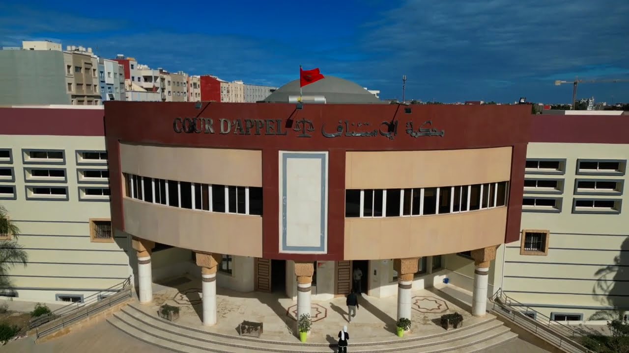 هارب من العدالة في إسبانيا يورّط مسؤولًا قضائيًا كبيرًا بالناظور في فضيحة تسريب ملفات حساسة