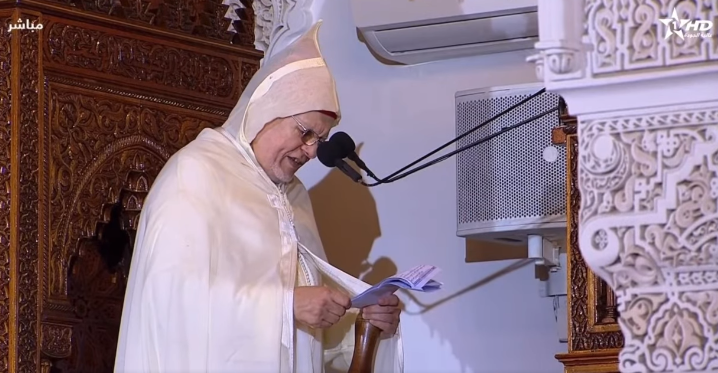 في بث مباشر.. إمام مسجد حسان يصاب بوعكة صحية أثناء إلقائه لخطبة الجمعة