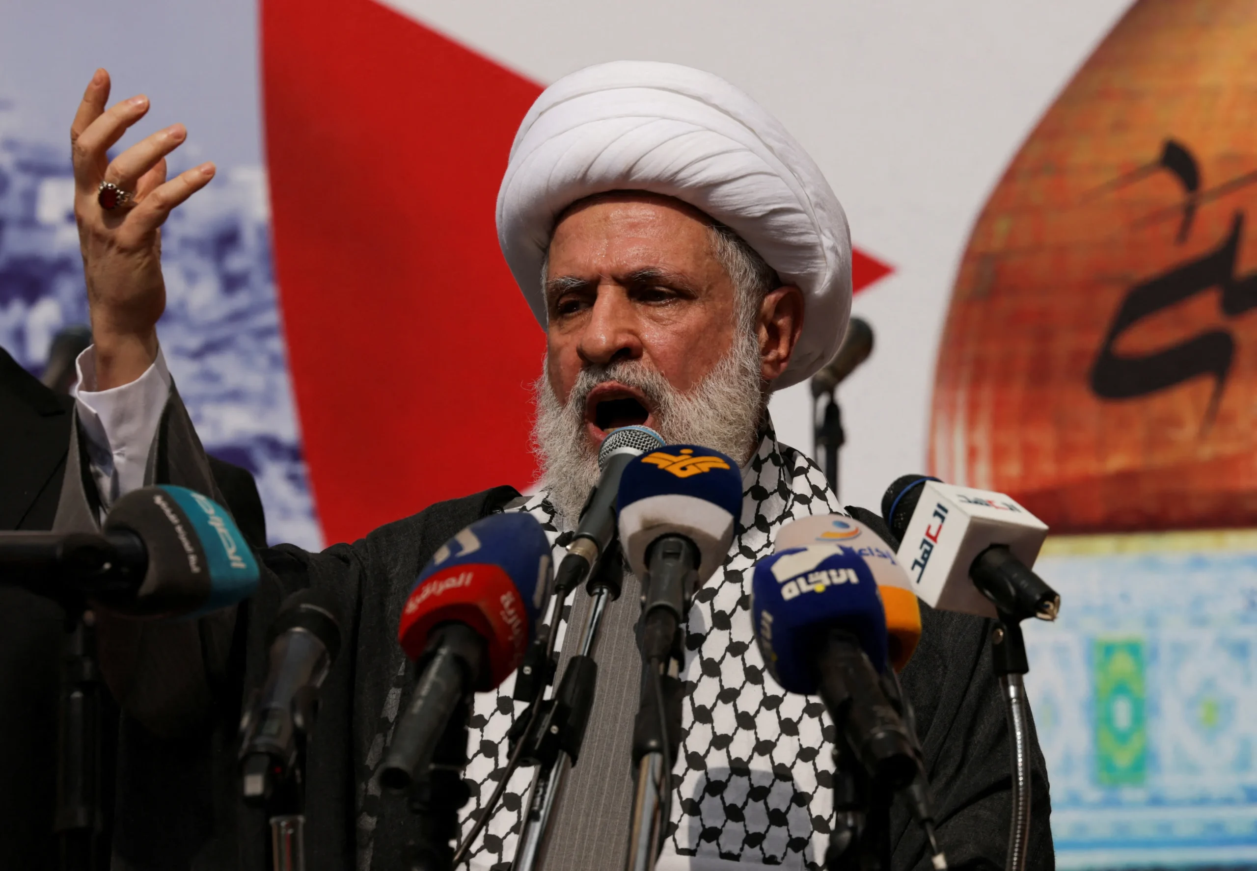 حزب الله يرفض تجريده من سلاحه ويتهم الحكومة بـ “تسليم لبنان إلى إسرائيل”